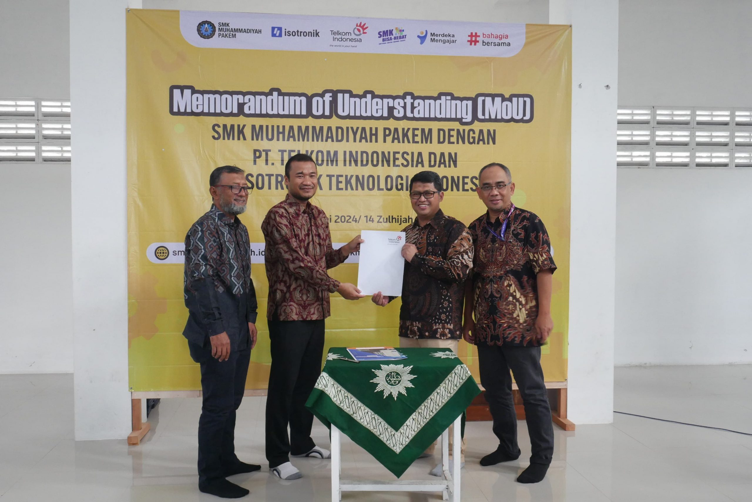 Persiapkan Lulusan Siap Kerja, SMK Muhammadiyah Pakem Tandatangani MoU dengan PT. Telkom dan PT. Isotronik