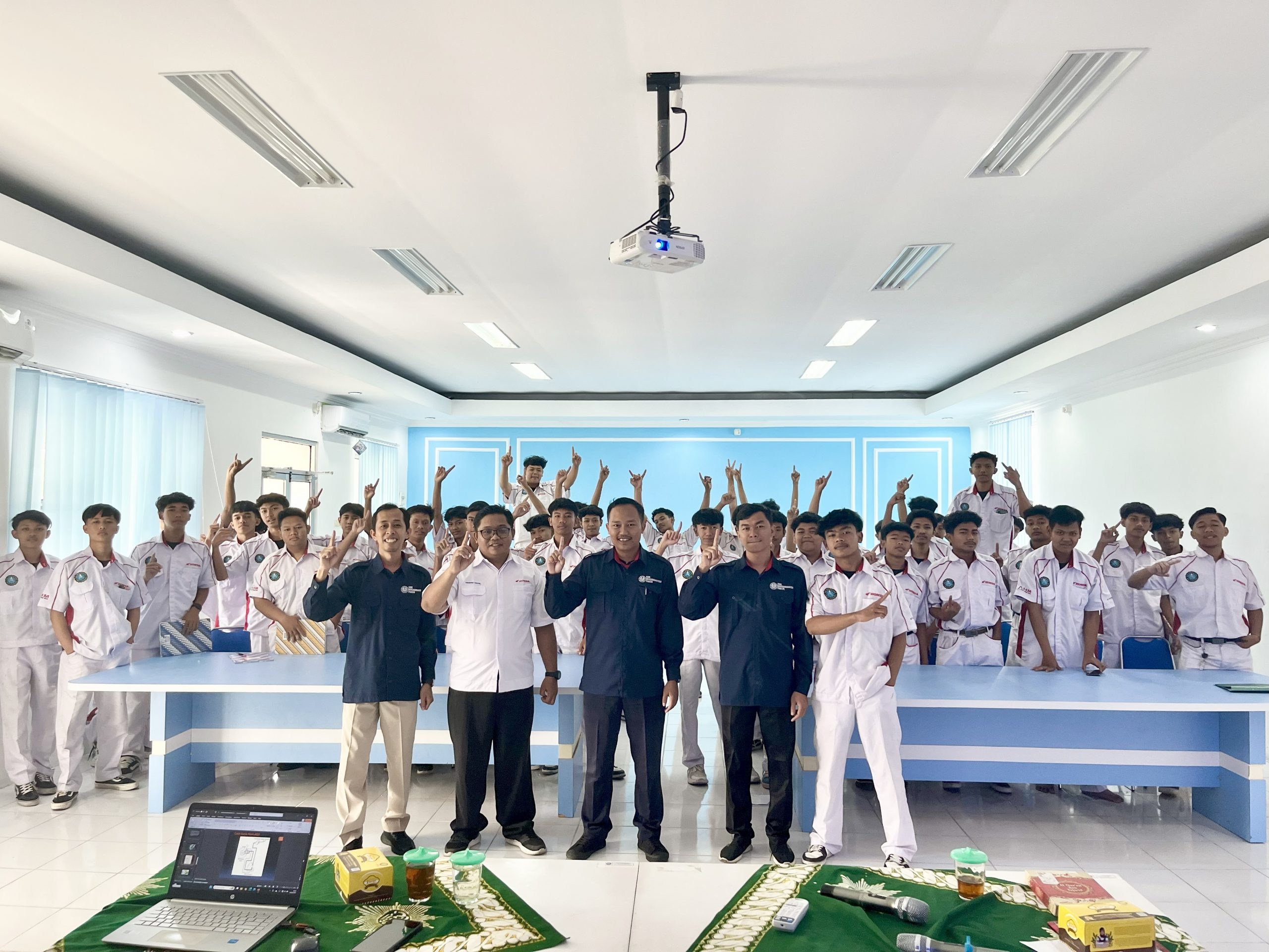 SMK Muhammadiyah Pakem Gelar Guru Tamu TSM bersama AHASS Utama Motor Hadirkan Materi Motor Listrik